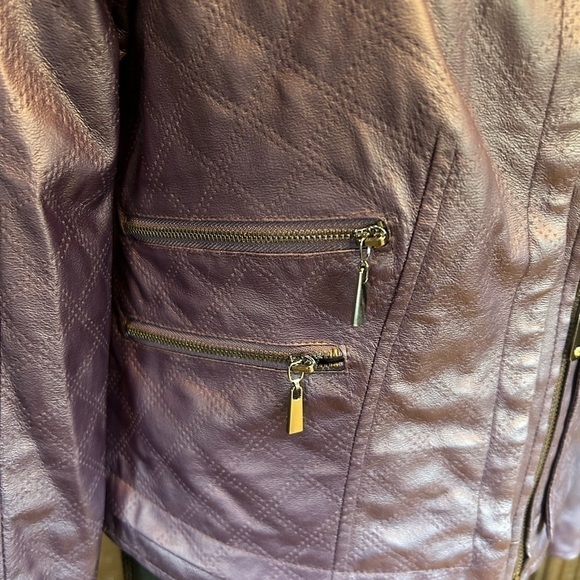 Ellen Tracy jacket zip front. Purple size medium. faux leather - Picture 4 of 11